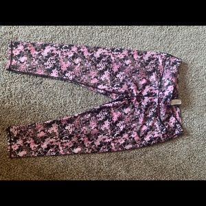 Like New Fabletics Salar Printed PowerHold Capri